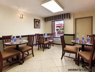 Super 8 by Wyndham Huntersville/Charlotte Area Restaurant bilde